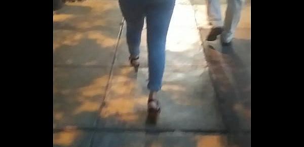  Peruana culona caminando en jeans